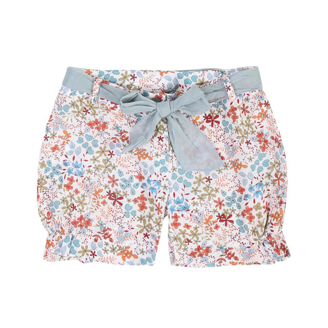 Къси панталони момиче