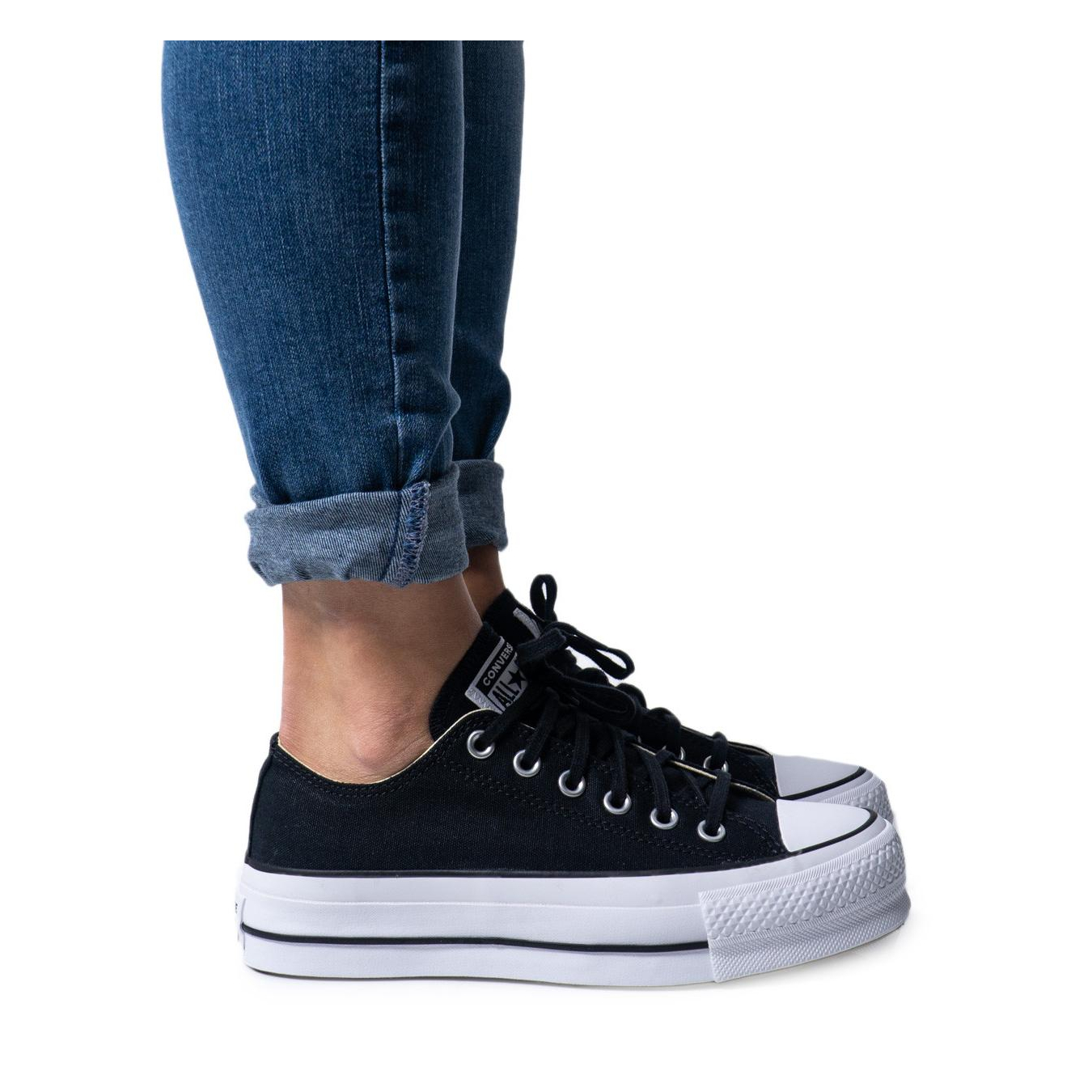 Снимка на Дамски маратонки CONVERSE