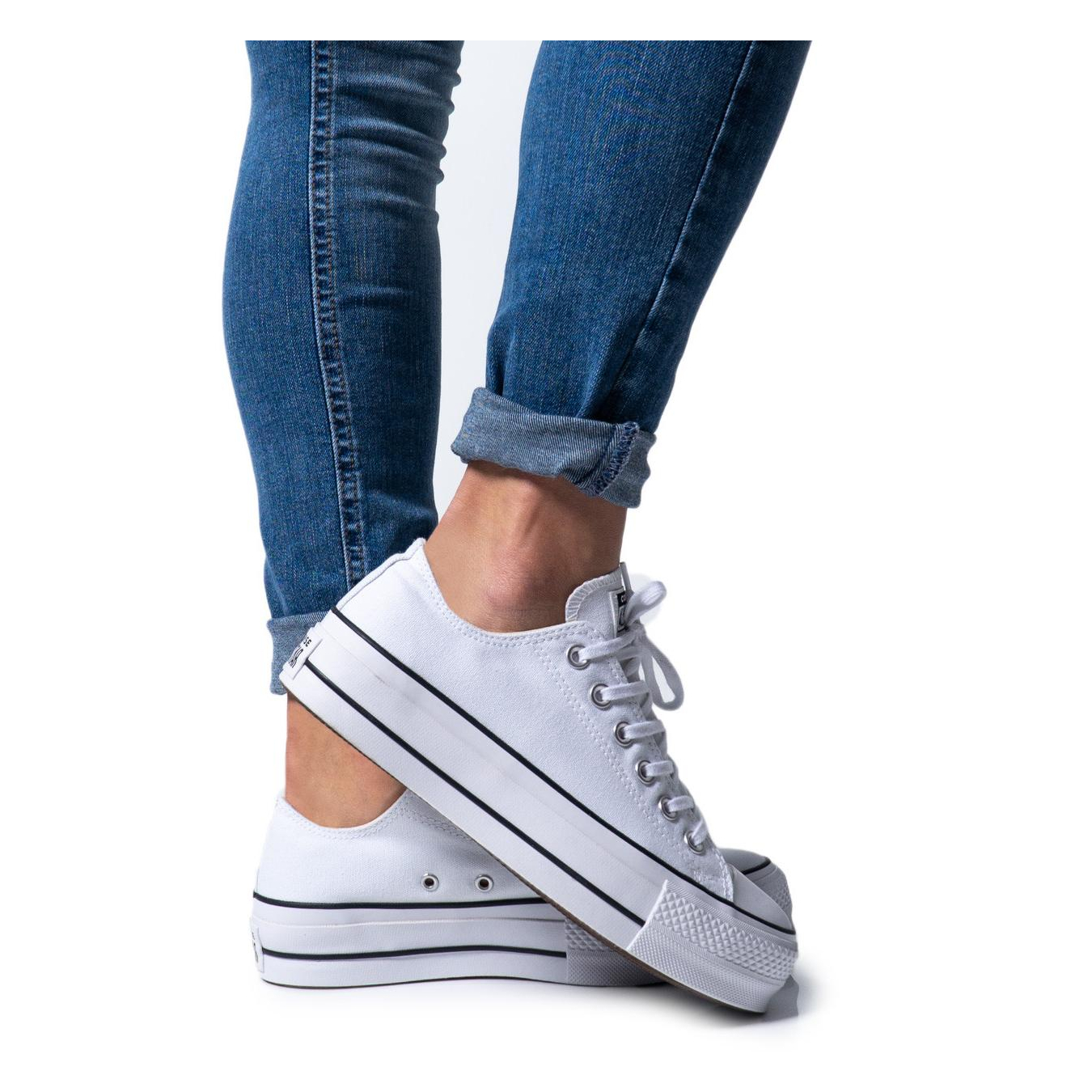 Снимка на Дамски маратонки CONVERSE
