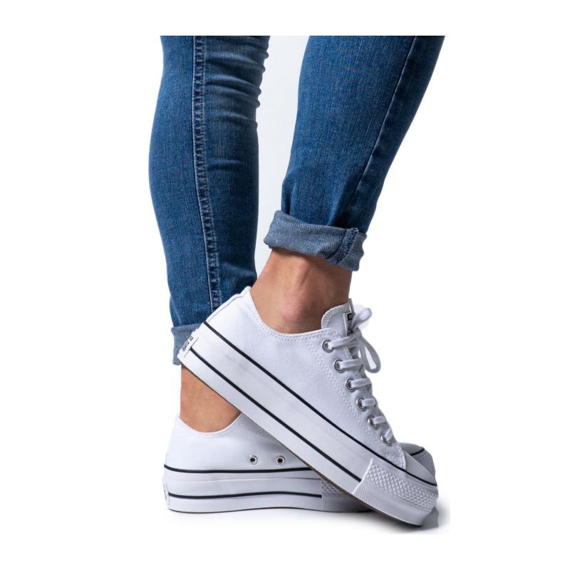 Снимка на Дамски маратонки CONVERSE 