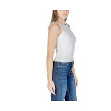 Снимка  на Дамски топ GUESS 