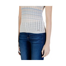 Снимка  на Дамски топ GUESS 