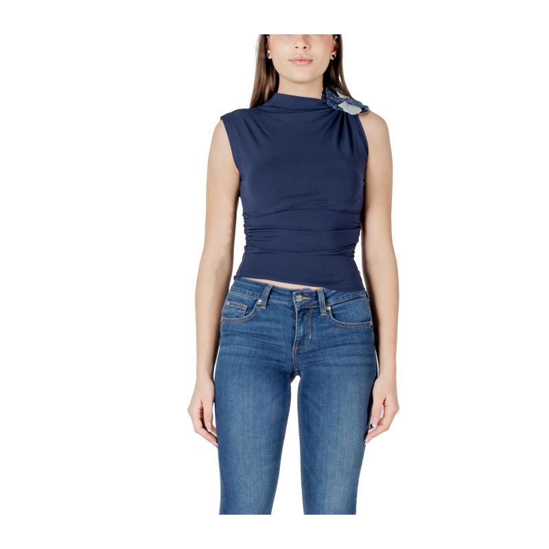 Снимка на Дамски топ GUESS 