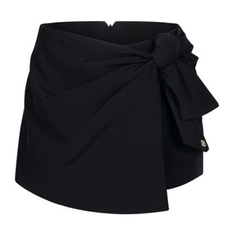 Къси панталони момиче