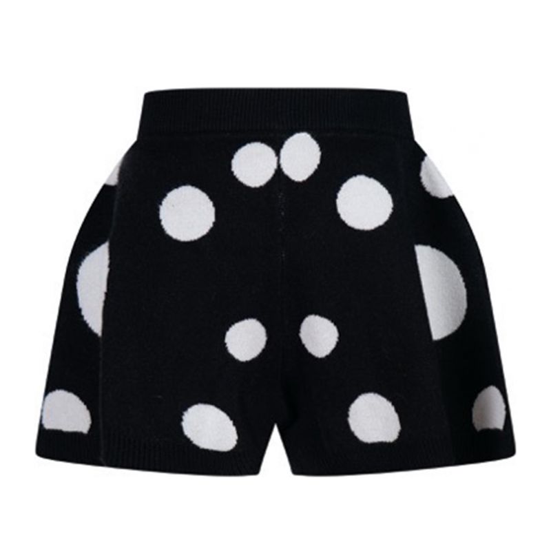 Къси панталони момиче