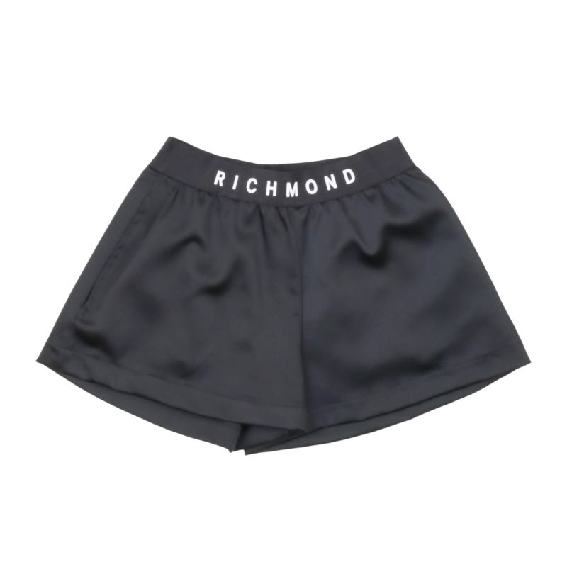 Къси панталони момиче