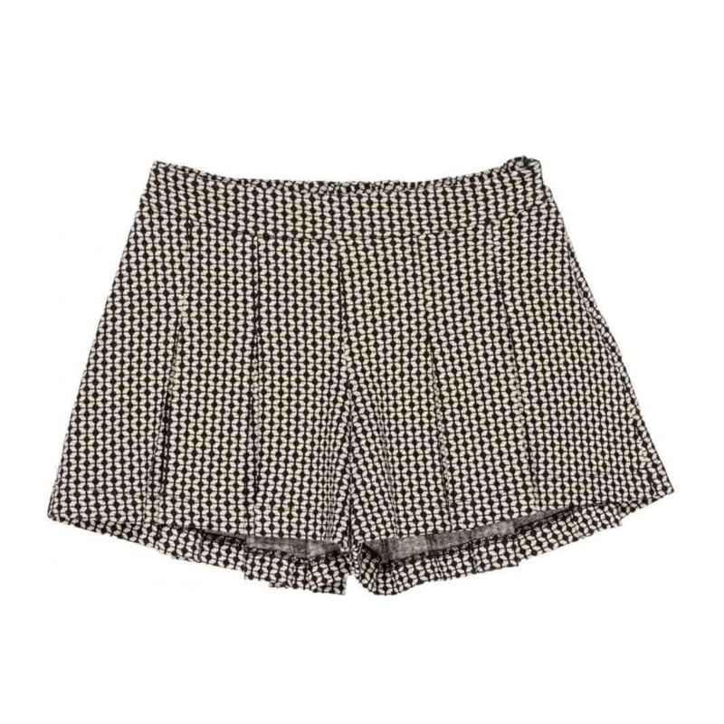 Къси панталони момиче