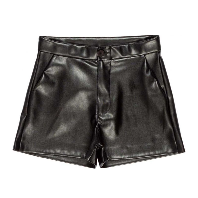 Къси панталони момиче